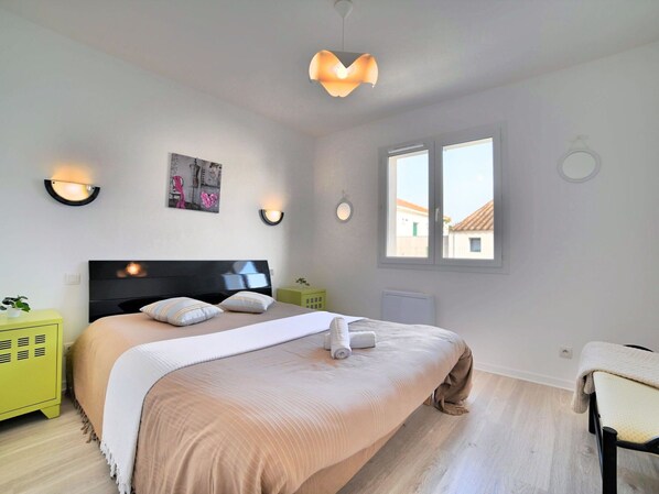 3 bedrooms, travel crib, WiFi, bed sheets