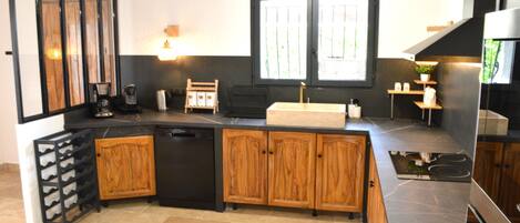 Køleskab, mikrobølgeovn, ovn, kogeplade