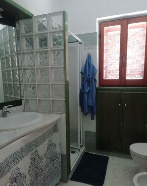 Douche, sèche-cheveux, bidet, serviettes fournies