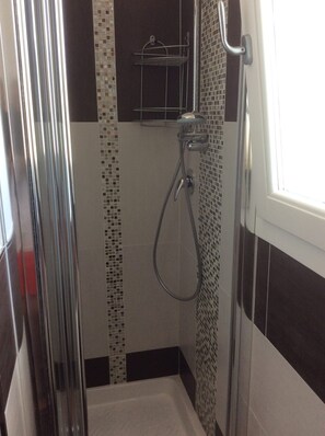 Dusche, Haartrockner, Bidet, Handtücher