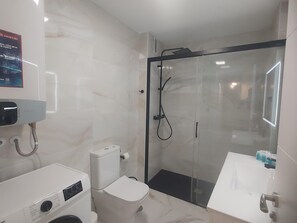 Dusche, Haartrockner, Handtücher