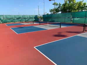 Sport court - "7 Magnolia" sleeps 11, 350 steps to the beach, open concept, & fenced-in yard, pet friendly! (Port St. Joe)