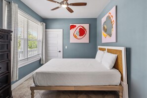 4 bedrooms, free WiFi, bed sheets - "7 Magnolia" sleeps 11, 350 steps to the beach, open concept, & fenced-in yard, pet friendly! (Port St. Joe)