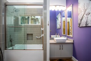 Hair dryer, towels, soap, shampoo - Sta-Haus | Wonderful Location (Fredericksburg)