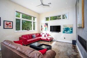 Smart TV - Sta-Haus | Wonderful Location (Fredericksburg)