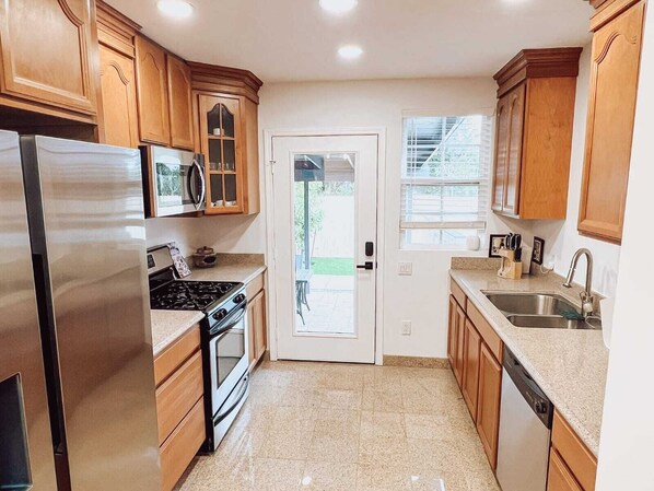 Refrigerador, microondas, horno, placa de cocina