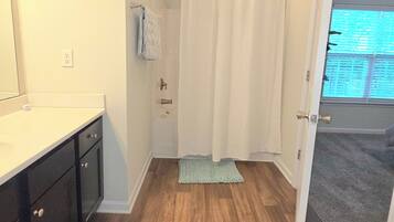 Articles de toilette écologiques, sÚche-cheveux, serviettes fournies