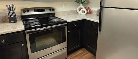 Køleskab, mikrobølgeovn, ovn, kogeplade