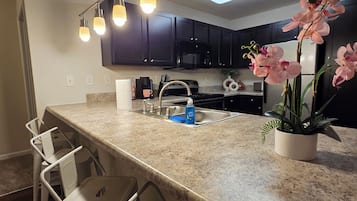 Réfrigérateur, micro-ondes, four, plaque de cuisson