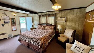 Room, 1 King Bed, Non Smoking | Free WiFi, bed sheets