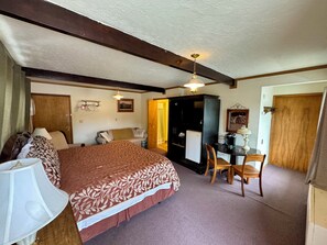 Room, 1 King Bed, Non Smoking | Free WiFi, bed sheets - Napps Motel (Fennimore)