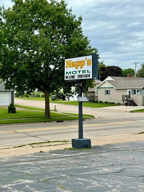 Depan hartanah - siang/malam