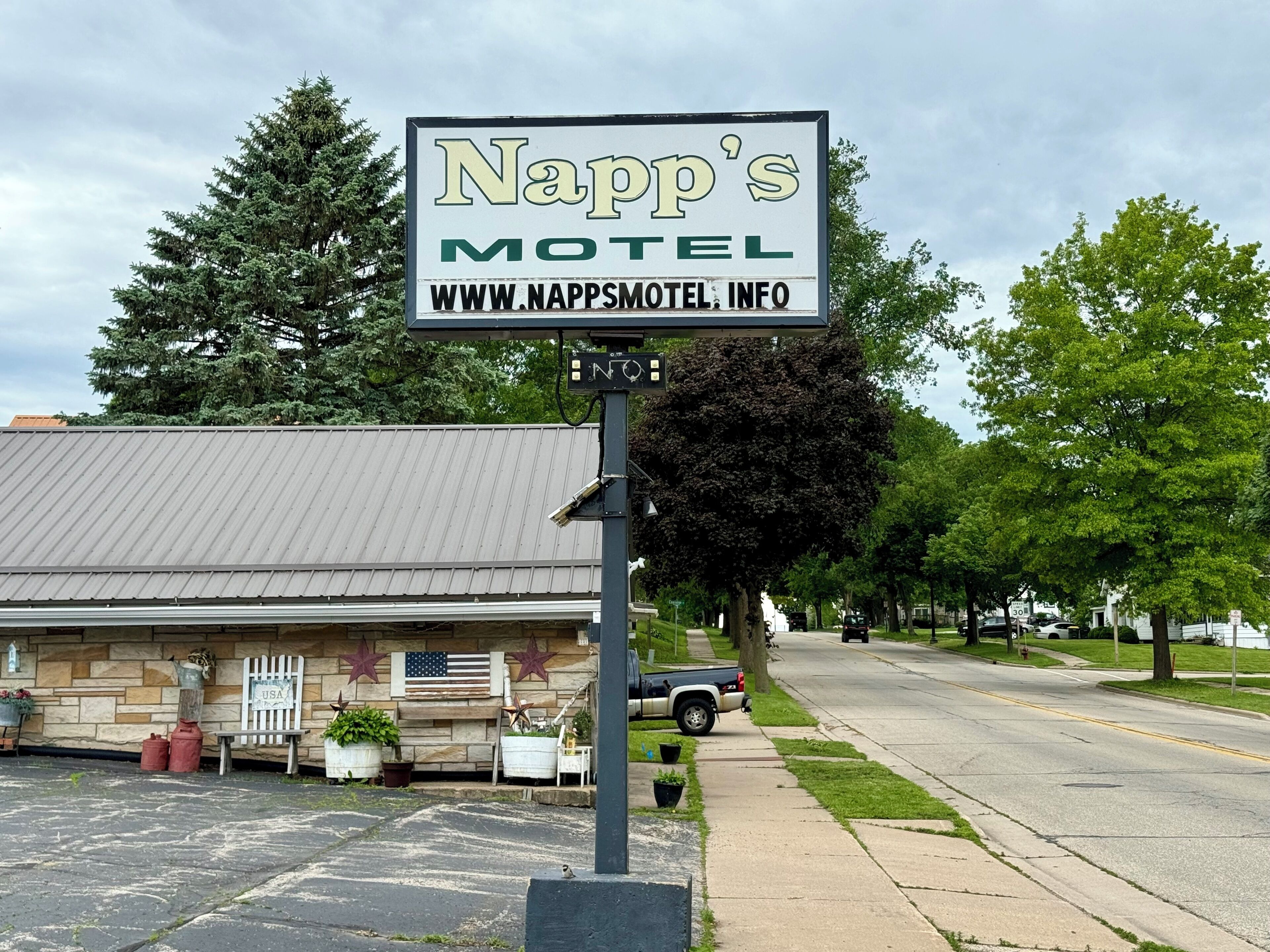 A motel sign with the name 'Napp's Motel' and a website URL.