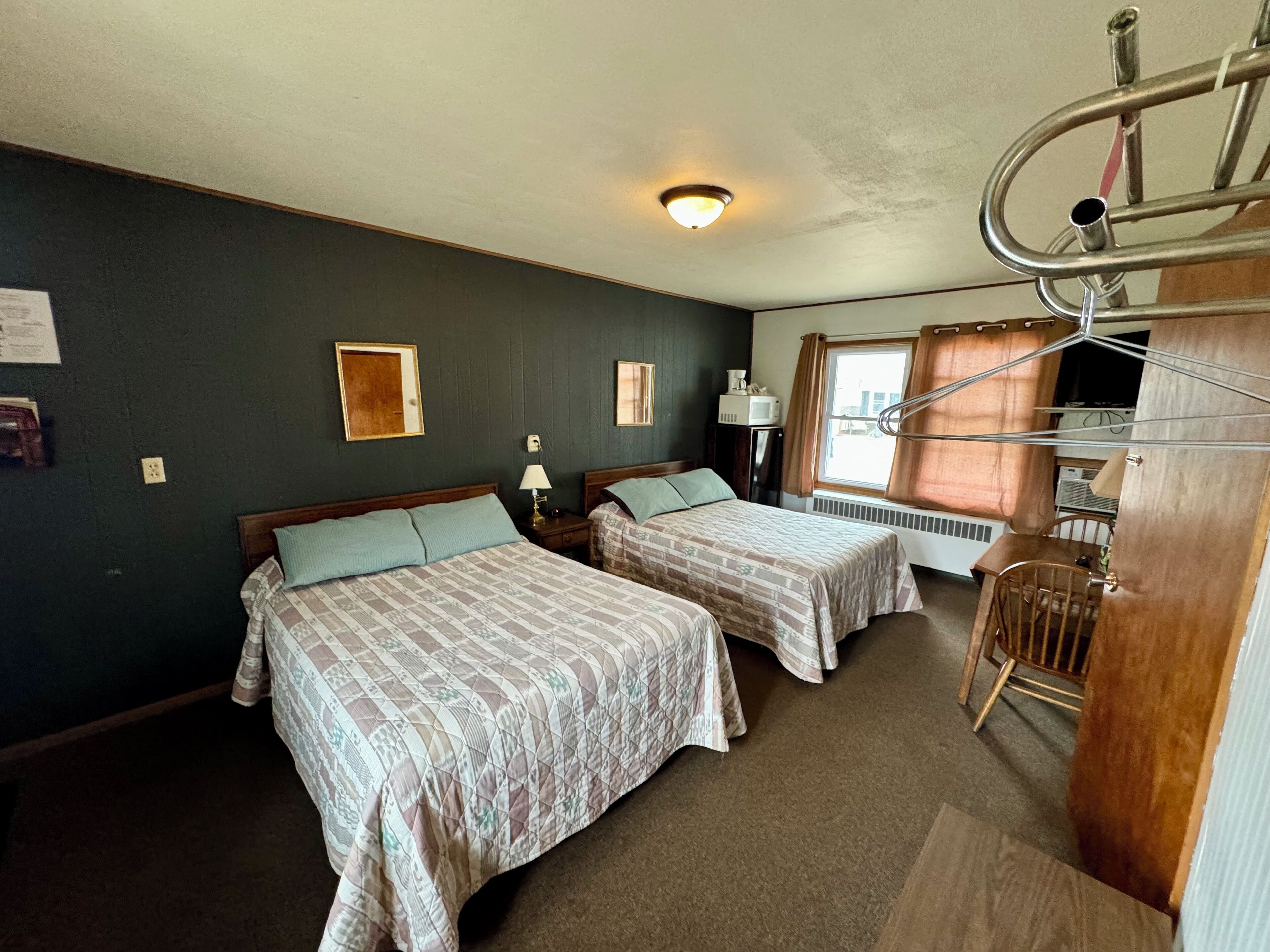 Habitación, 2 camas matrimoniales, para no fumadores | Baño | Toallas, jabón, shampoo, papel de baño 