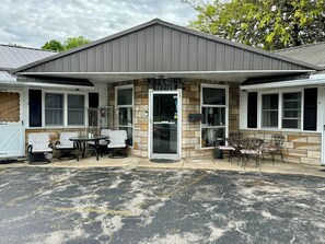 Mặt tiền nơi lưu trú - ban đêm