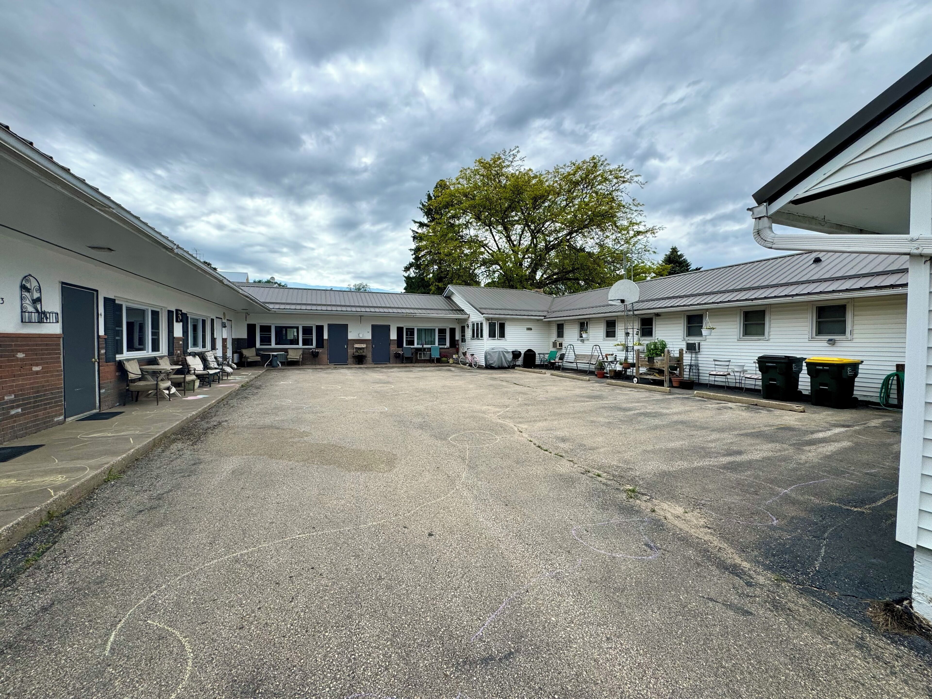 Vista frontal de la propiedad por la tarde o noche