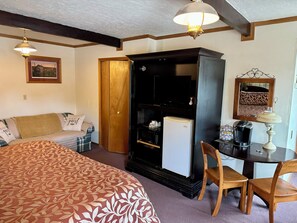 Room, 1 King Bed, Non Smoking | Living area - Napps Motel (Fennimore)