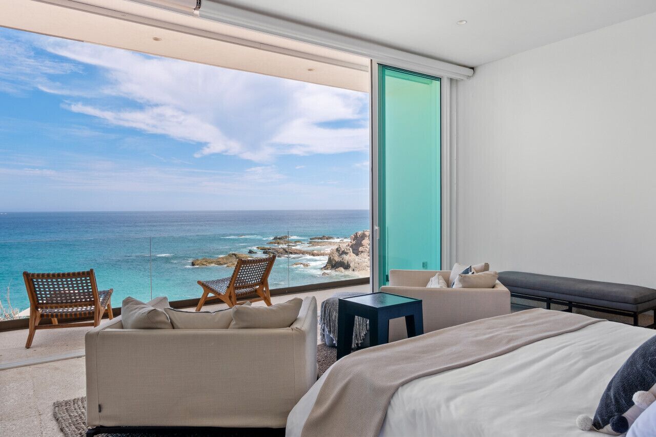 13 soverom, skrivebord, strykejern/-brett og reiseseng for barn