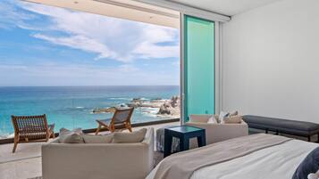 13 Schlafzimmer, Schreibtisch, Bügeleisen/Bügelbrett, Reisekinderbett