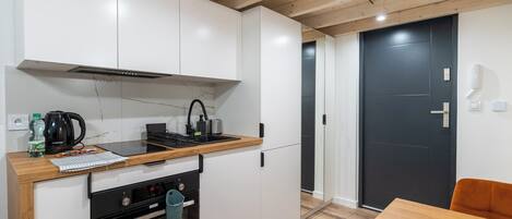 Kylskåp, ugn, spishäll och diskmaskin