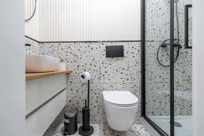 Ducha, secador de pelo, toallas