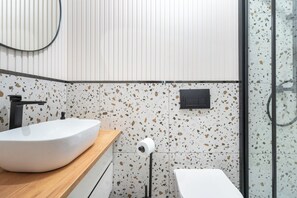 Shower, hair dryer, towels - Żwirki i Wigury Apartment #4 (Katowice)