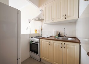 Frigorifero, forno, piano cottura, pentole/stoviglie/utensili