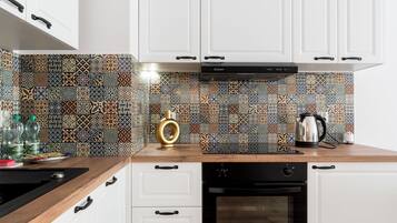 Fridge, oven, stovetop, dishwasher