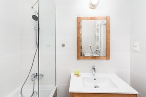 Produtos de toalete grátis, secador de cabelo, toalhas de banho 