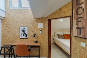 5 slaapkamers, een strijkplank/strijkijzer, reisbedje, wifi
