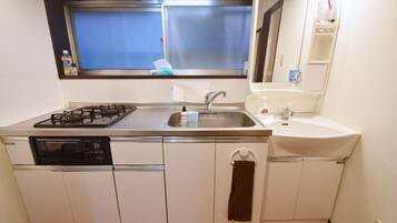 Fridge, microwave, stovetop, cookware/dishes/utensils