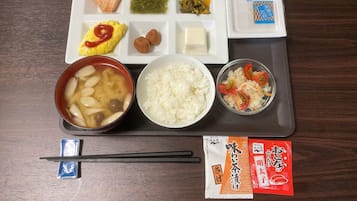 Petit déjeuner composé de spécialités régionales (1300 JPY par personne)