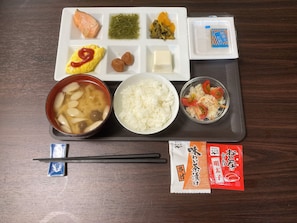 Daily local cuisine breakfast (JPY 1100 per person)