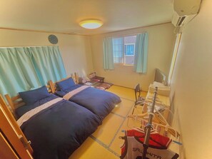 Habitación básica con 1 cama doble o 2 individuales, 2 camas individuales | Cortinas opacas, tabla de planchar con plancha, wifi gratis