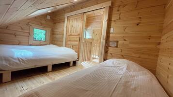 3 bedrooms, desk, WiFi (free), bed sheets