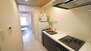 Fridge, microwave, stovetop, cookware/dishes/utensils