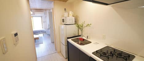 Refrigerador, microondas, parrilla de estufa y utensilios de cocina