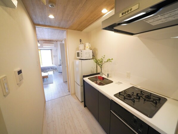 Fridge, microwave, stovetop, cookware/dishes/utensils