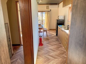 Fridge, microwave, stovetop, cookware/dishes/utensils - Renovated first class accommodation MeTeL You c - MeTeL / Fujiyoshida Yamanashi (Fujiyoshida)
