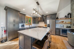 Kylskåp, mikrovågsugn, ugn och spishäll