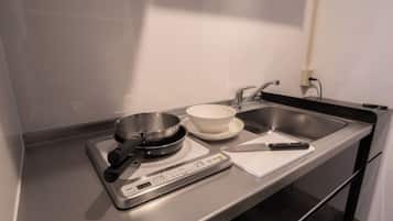 Réfrigérateur, micro-ondes, batterie de cuisine, vaisselle et ustensiles