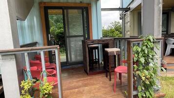 Deluxe vierpersoonskamer, patio, uitzicht op binnenplaats | Een bureau