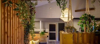 大きなテラスと、リビングと二つのスペースを楽しめる、100インチのプロジェクターで映画も見れる / 日向市 宮崎県