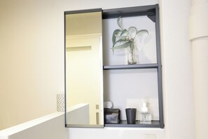 Habitación básica, no fumadores, cocina (702) | Baño | Secador de pelo, zapatillas, bidé y toallas