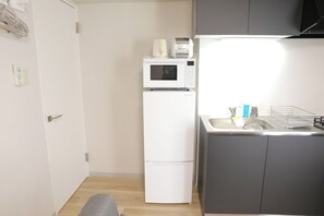 Basic Room, Non Smoking, Kitchen (702) | Private kitchen | Fridge, microwave, stovetop, electric kettle - Manshon Cattreya (Sapporo)