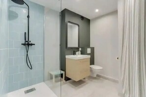 Dusche, Haartrockner, Handtücher, Seife