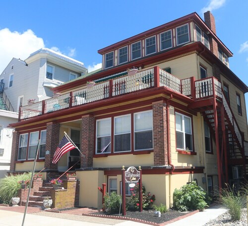 Standard Queen Room 300 feet from the boardwalk and beach with parking and full breakfast