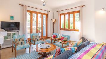 Een televisie en een open haard