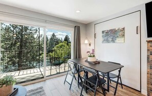 Dining - Gorgeous Condo With River View - Pool and Hot Tub (Bend)