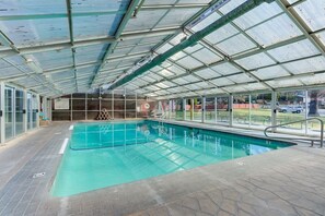 Indoor pool, a heated pool - Gorgeous Condo With River View - Pool and Hot Tub (Bend)